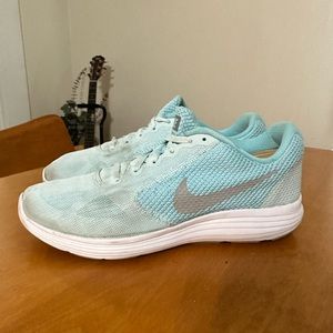 Nike revolution women’s size 10